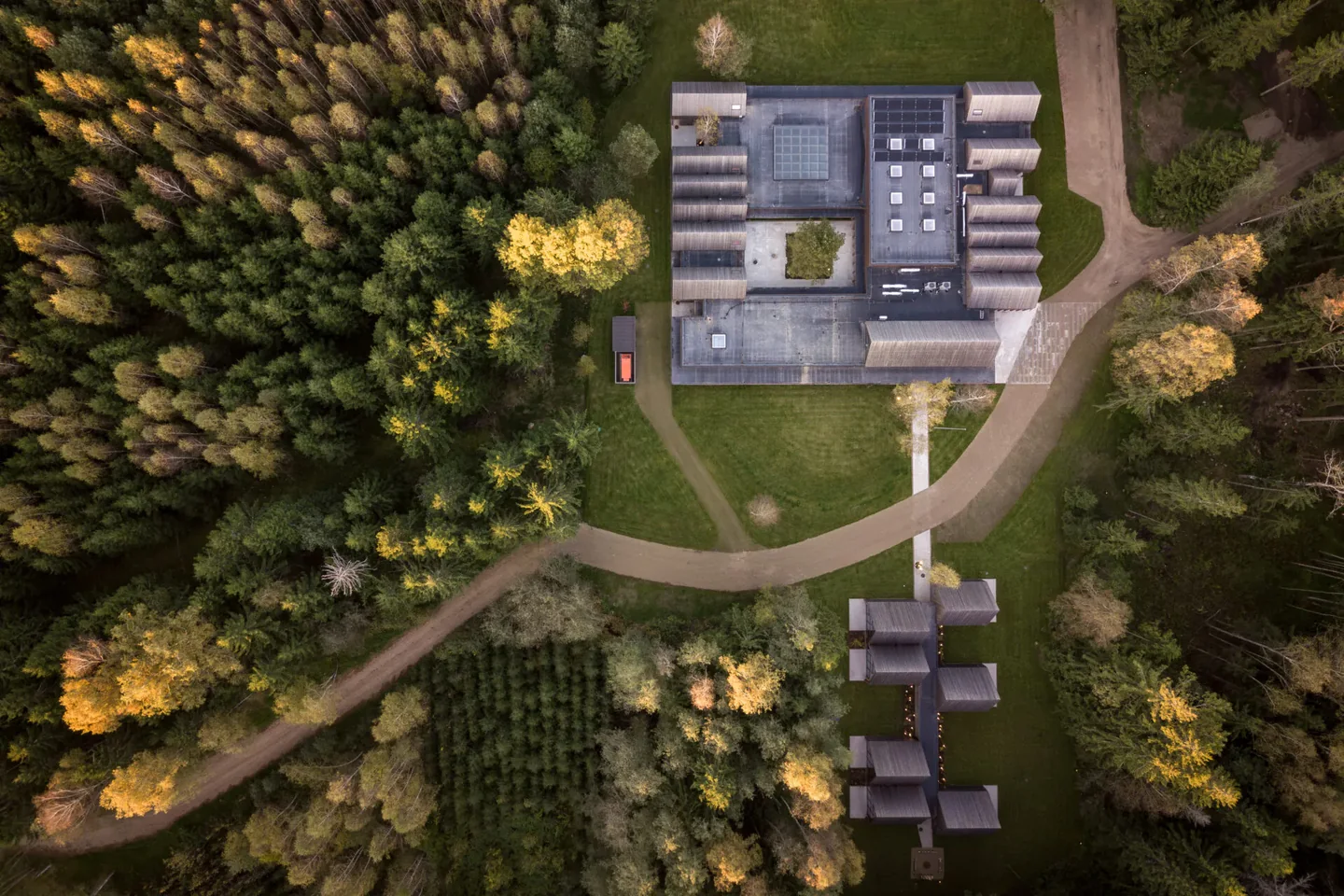 Sanctum Nature kompleksas iš paukščio skrydžio, apsuptas miško
