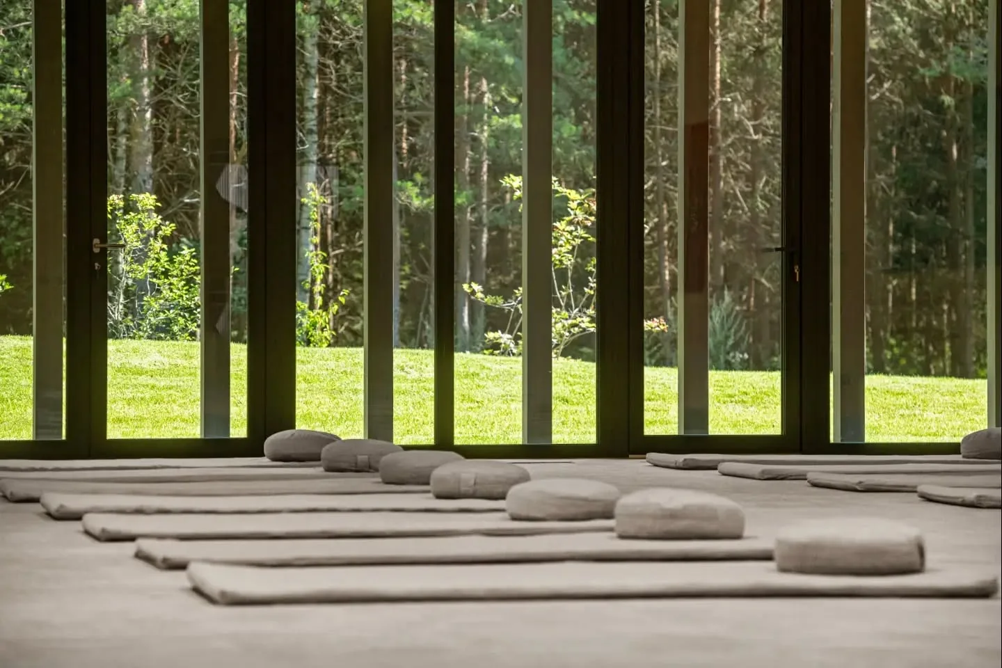 Šviesi Sanctum Nature salė, paruošta meditacijos praktikoms